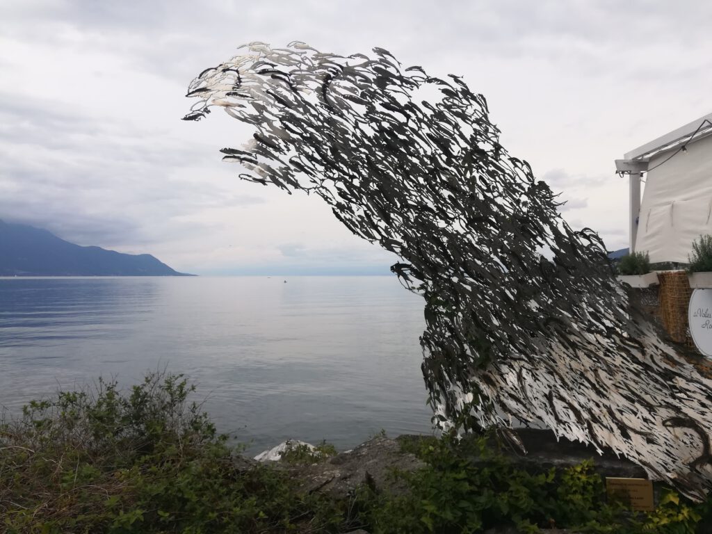 Metall Werk von Flying Fish inMontreux, mit Genfersee im Hintergrund, Schweiz